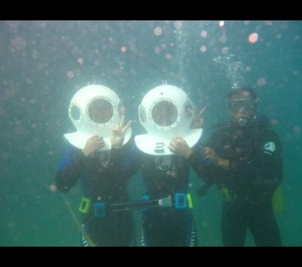 潛水教練幫遊客拍攝海底紀念照片